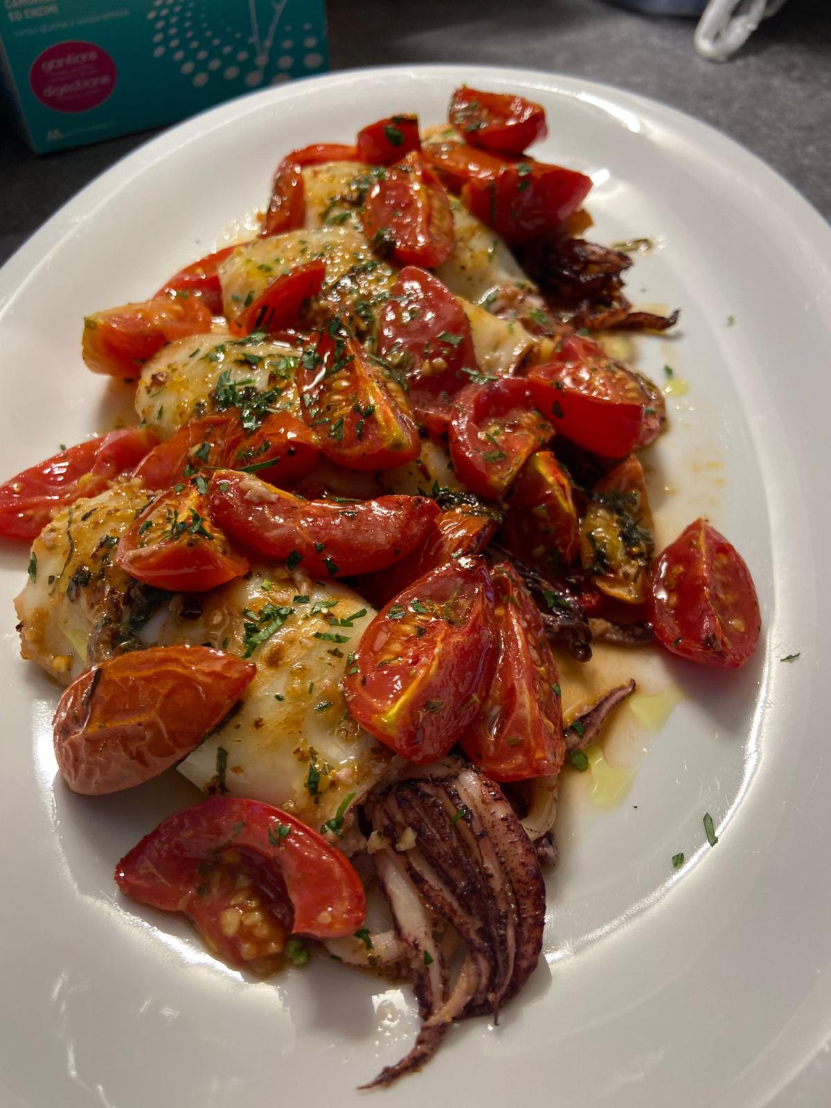 Calamari ripieni al forno con pomodorini